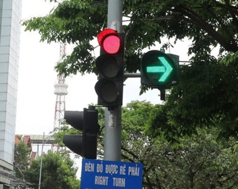 Lắp tín hiệu cho xe rẽ phải khi đèn đỏ giúp giảm ùn tắc giao thông