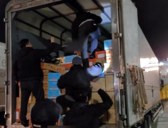 Phát hiện 11 người Việt trốn trên xe tải ở Hàn Quốc