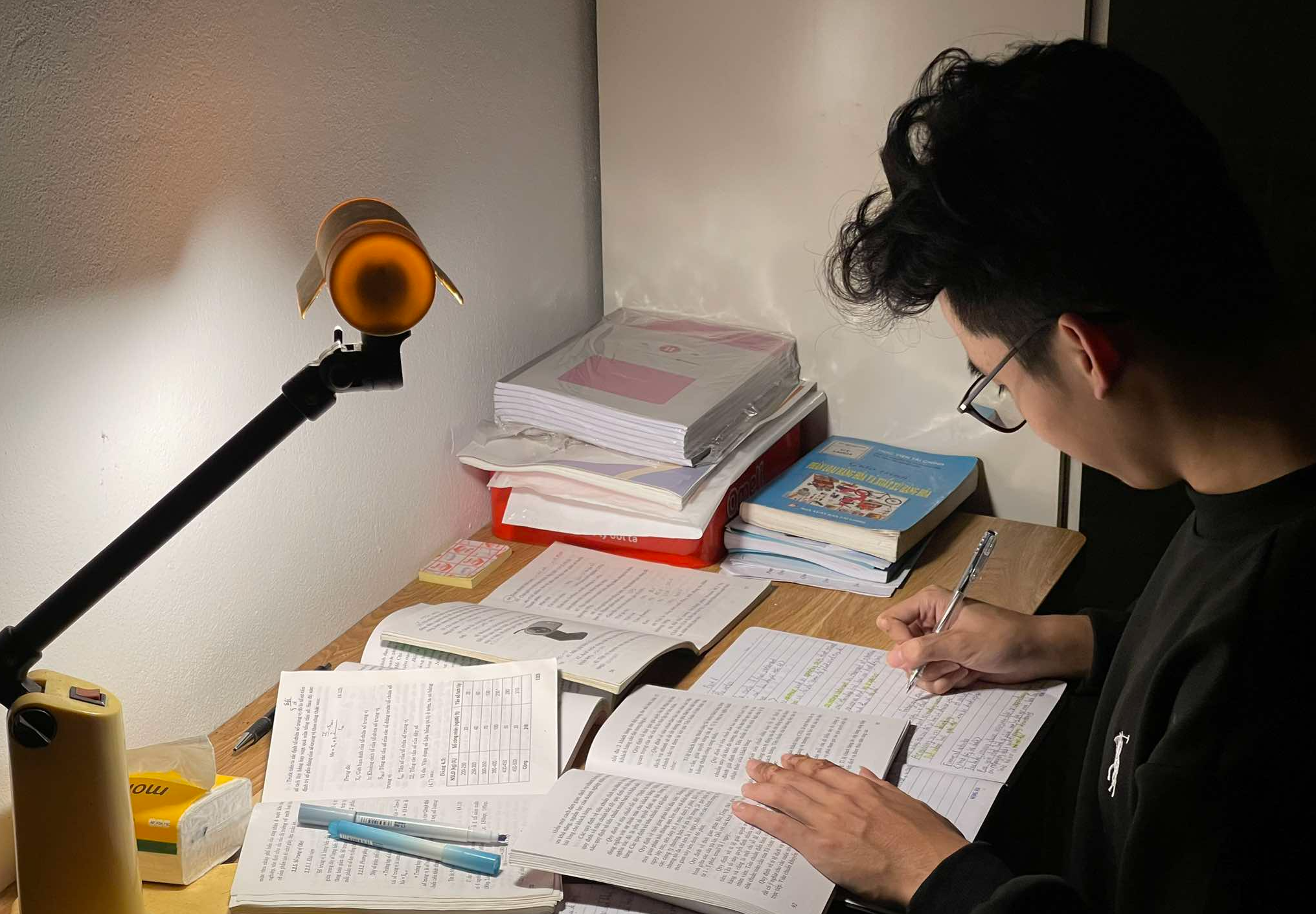 Nhiều học sinh cuối cấp chạy nước rút ôn thi xuyên Tết