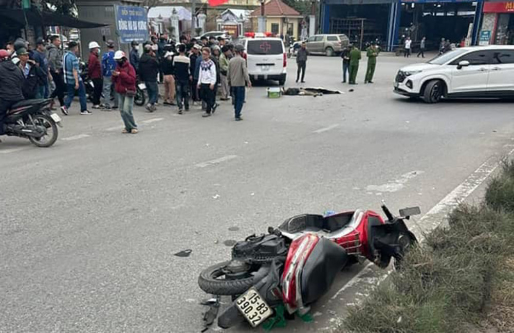 Ô tô va chạm xe máy, cặp vợ chồng chết thương tâm