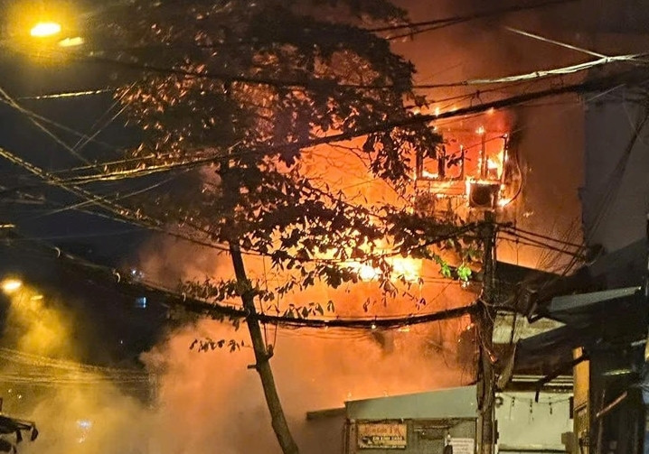 Ngôi nhà 5 tầng ở TP.HCM cháy đỏ rực trong đêm