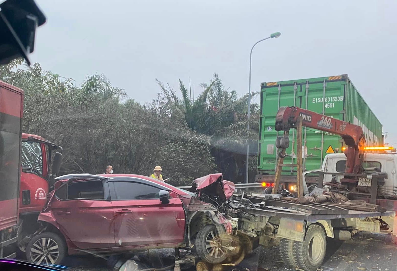 Tai nạn liên hoàn giữa 4 ô tô trên Đại lộ Thăng Long