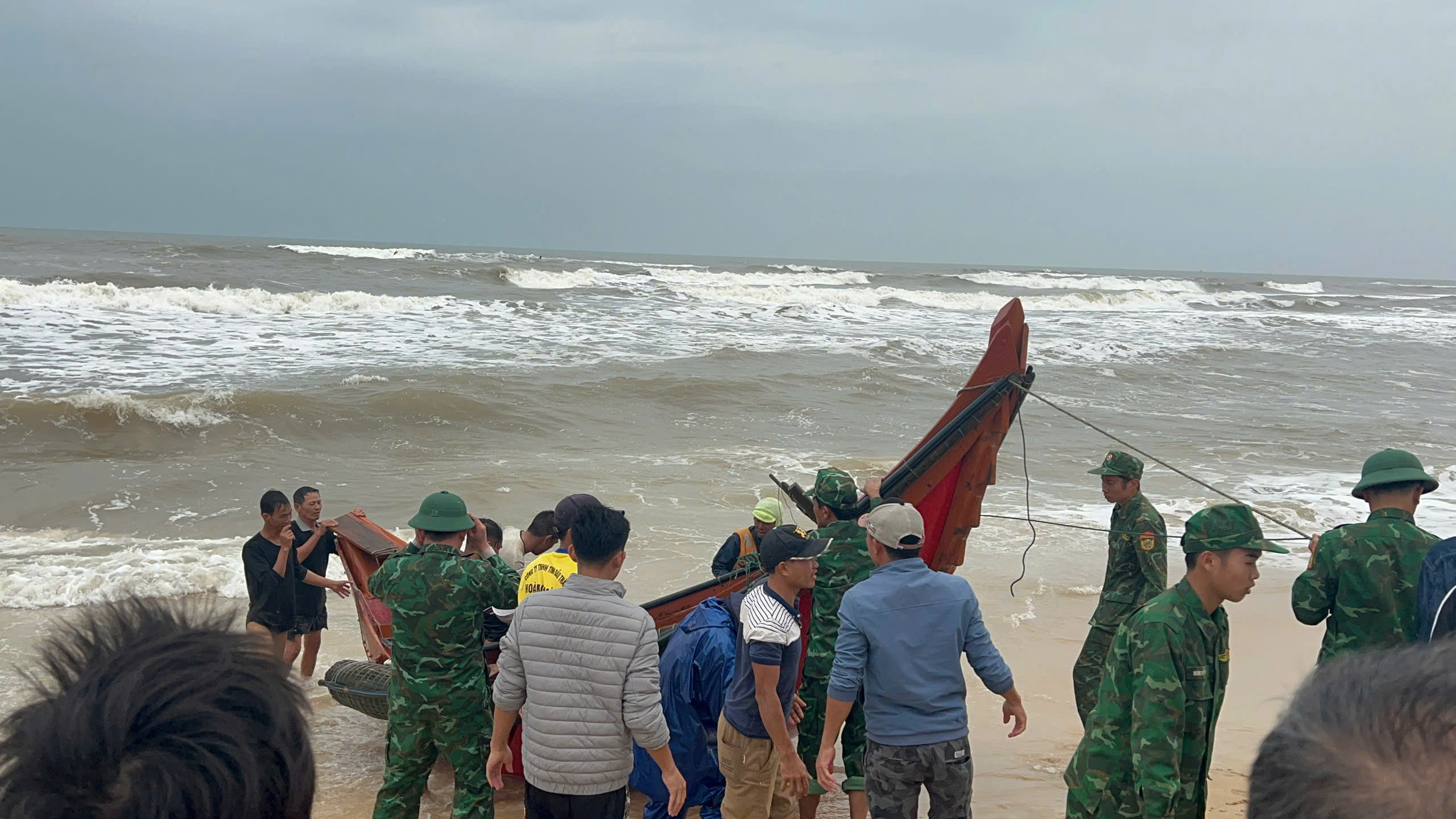 Kịp thời cứu 3 ngư dân Quảng Trị bị sóng đánh chìm