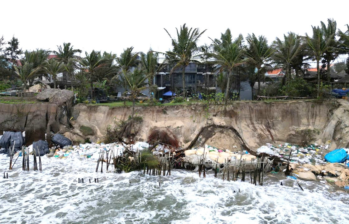 Bờ biển ở Hội An bị sóng đánh tan hoang, dân 'đứng ngồi không yên' 