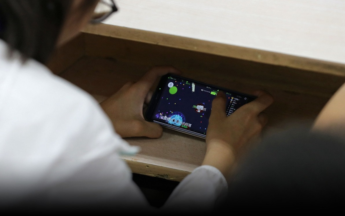 Trung Quốc nở rộ thiết bị ngụy trang giúp học sinh dùng trộm điện thoại