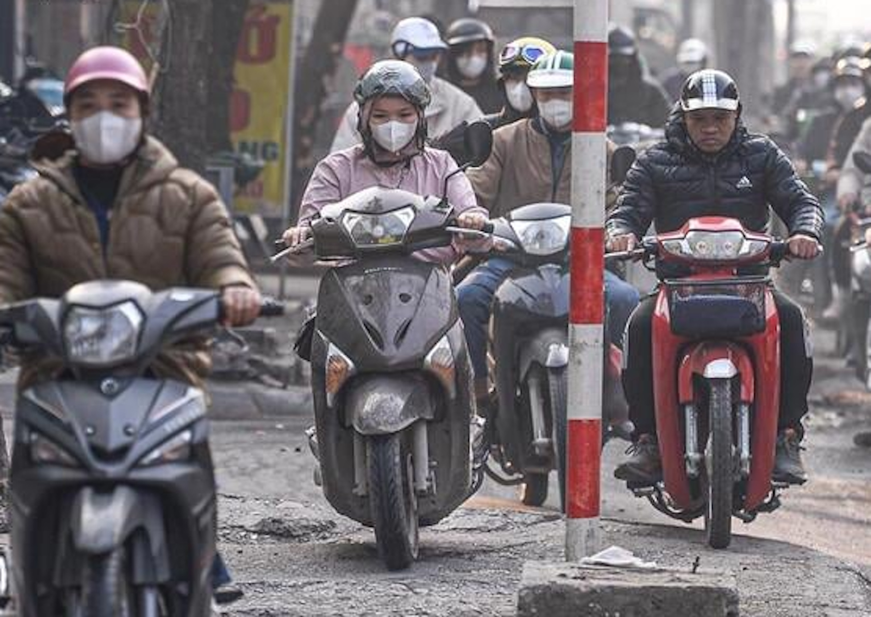 Năm 2025, đi xe máy lên vỉa hè bị phạt bao nhiêu tiền?