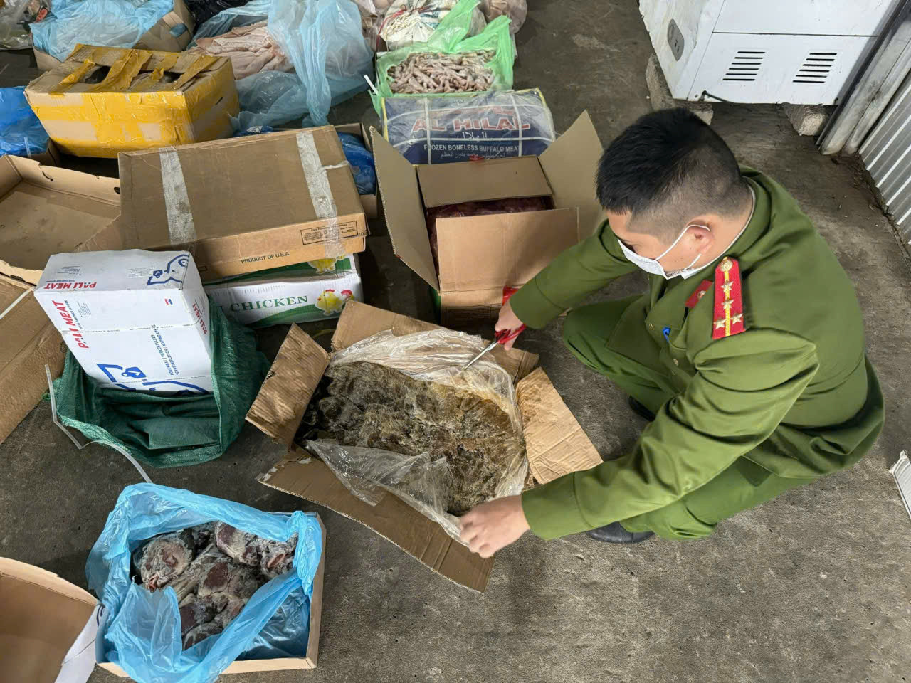 Thu 1,8 tấn thịt đổi màu, bốc mùi chuẩn bị tuồn ra thị trường dịp Tết