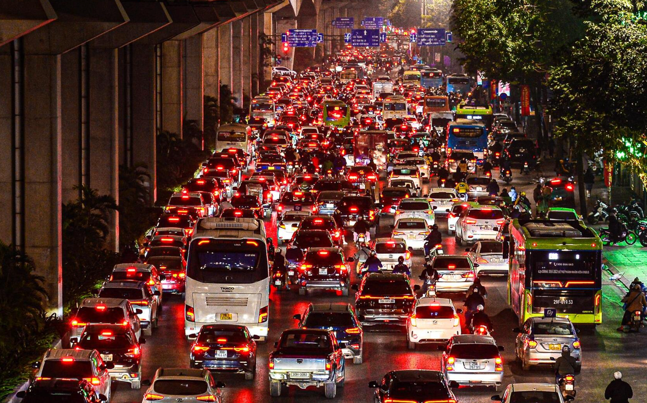 Đường phố Hà Nội ùn tắc từ sáng đến đêm dịp cận Tết Nguyên đán