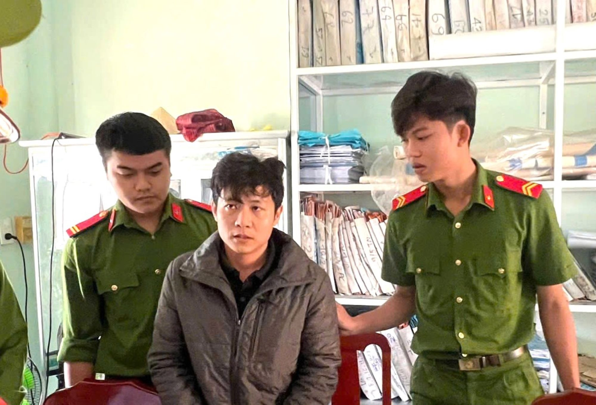 Khởi tố tài xế ô tô tông xe cảnh sát giao thông rồi bỏ chạy tại Quảng Nam