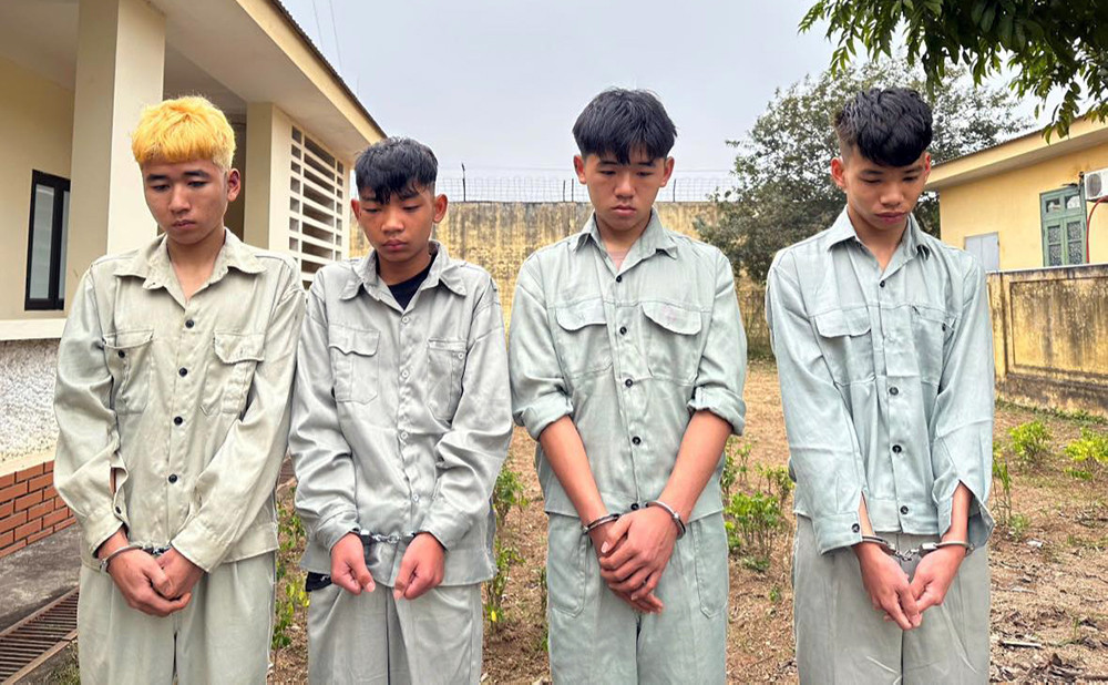 Xích mích lúc lái xe, 4 thanh thiếu niên ở Phú Thọ đánh 2 người thương vong