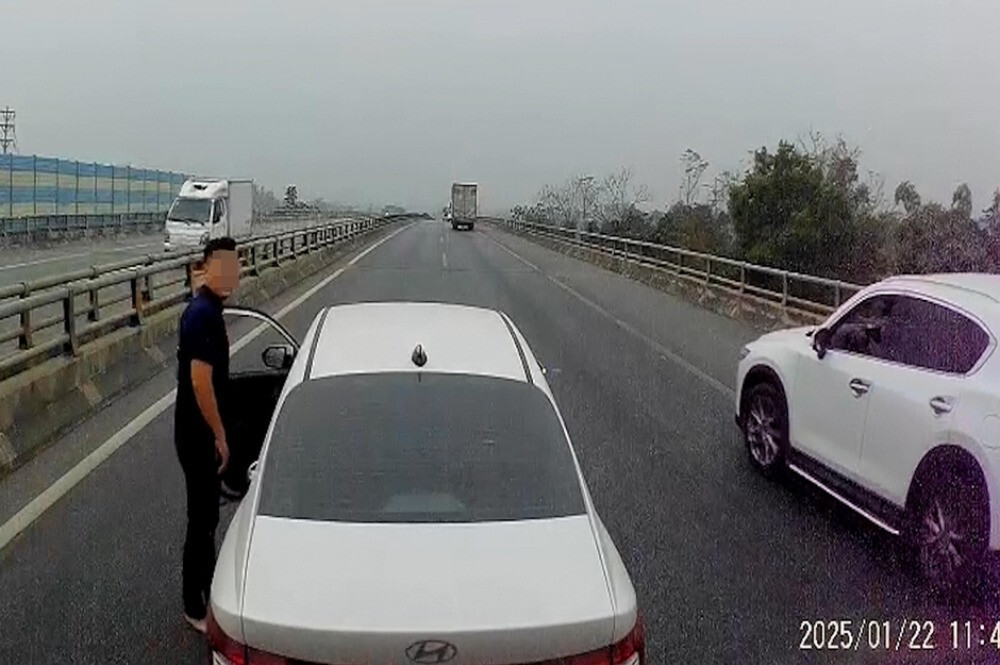 Xe con tạt đầu, ép ô tô khách dừng giữa cao tốc Nội Bài - Lào Cai