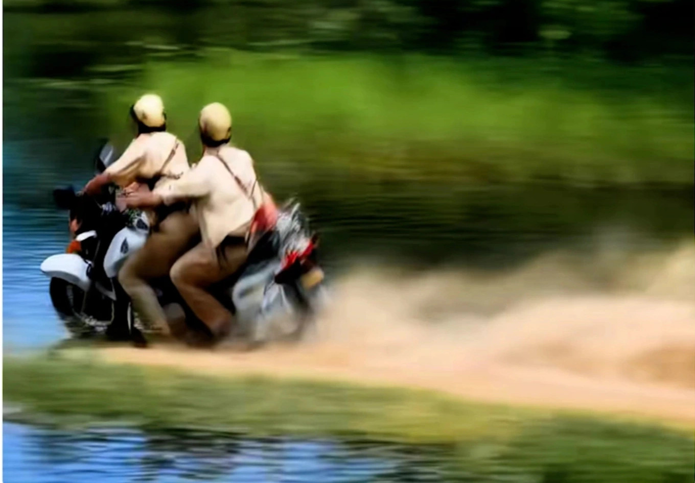 Phạt 7,5 triệu đồng YouTuber dùng AI dựng clip 'đang đi chơi thì bị CSGT đuổi'