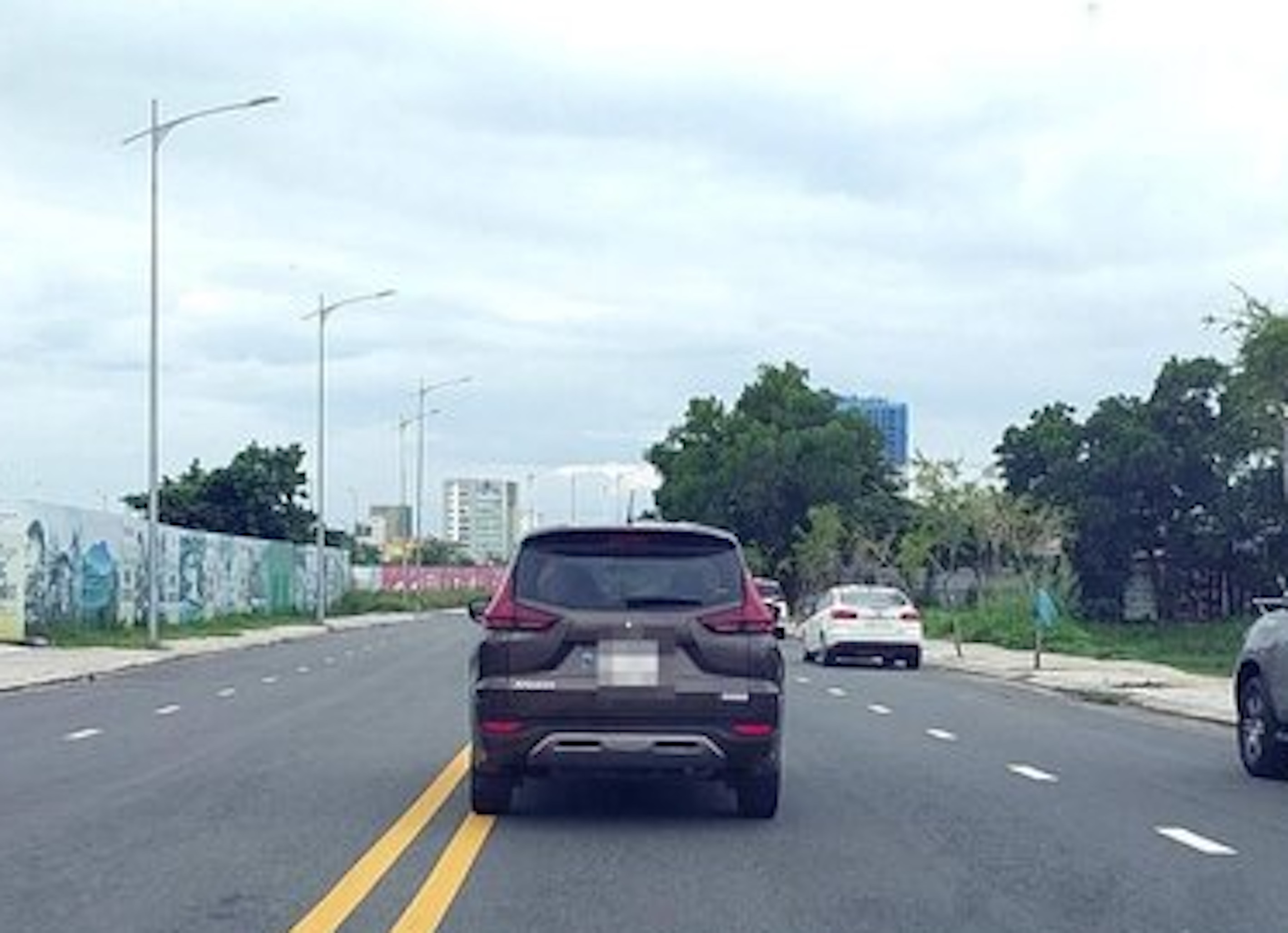 Mức phạt cao nhất lỗi đè vạch kẻ liền đối với xe máy và ô tô