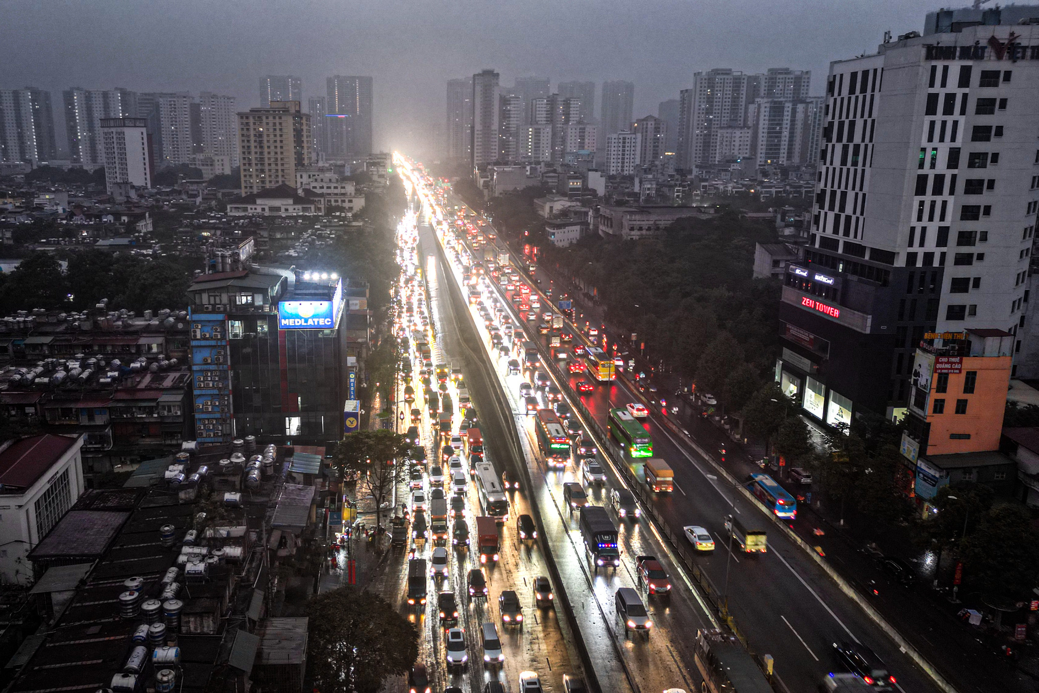 Ngày đầu nghỉ Tết, dân đội mưa rét về quê từ mờ sáng vẫn không thoát cảnh ùn tắc