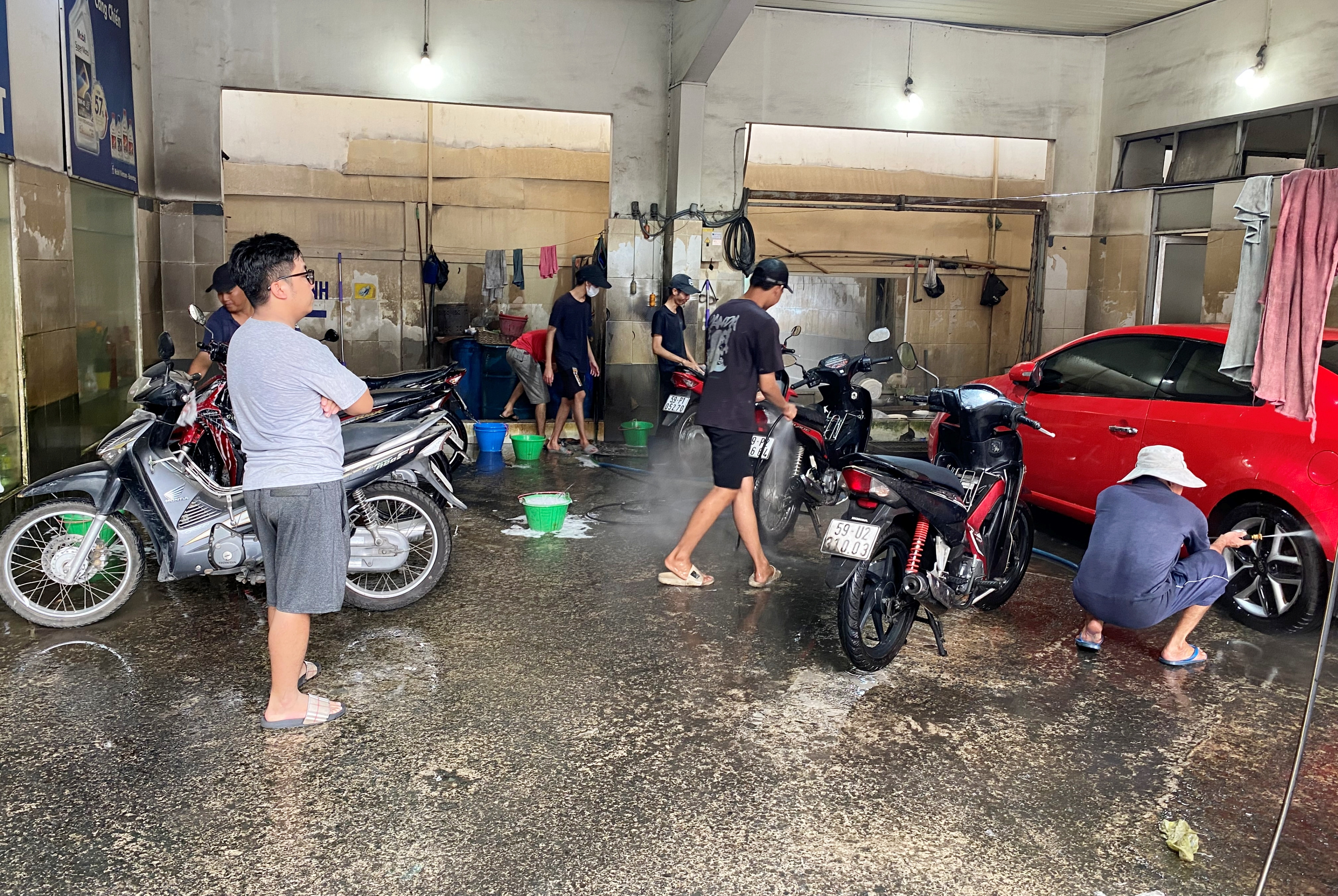 Tiệm rửa xe ở TP.HCM bỏ túi cả chục triệu đồng mỗi ngày giáp Tết