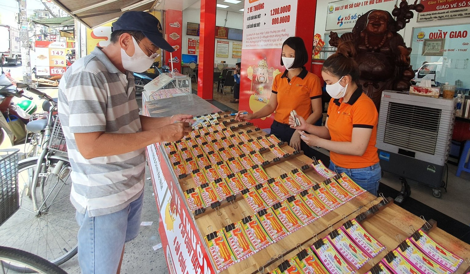 Dân TP.HCM chi tiền triệu mua vé số đầu năm mới 