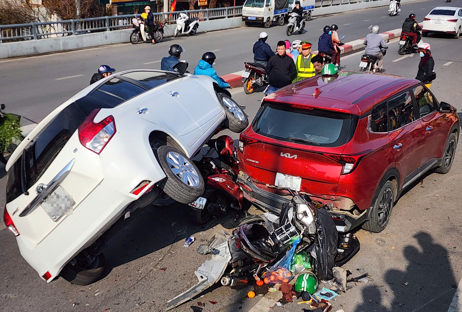 Ô tô tông liên hoàn ở Hà Nội, 4 người bị thương