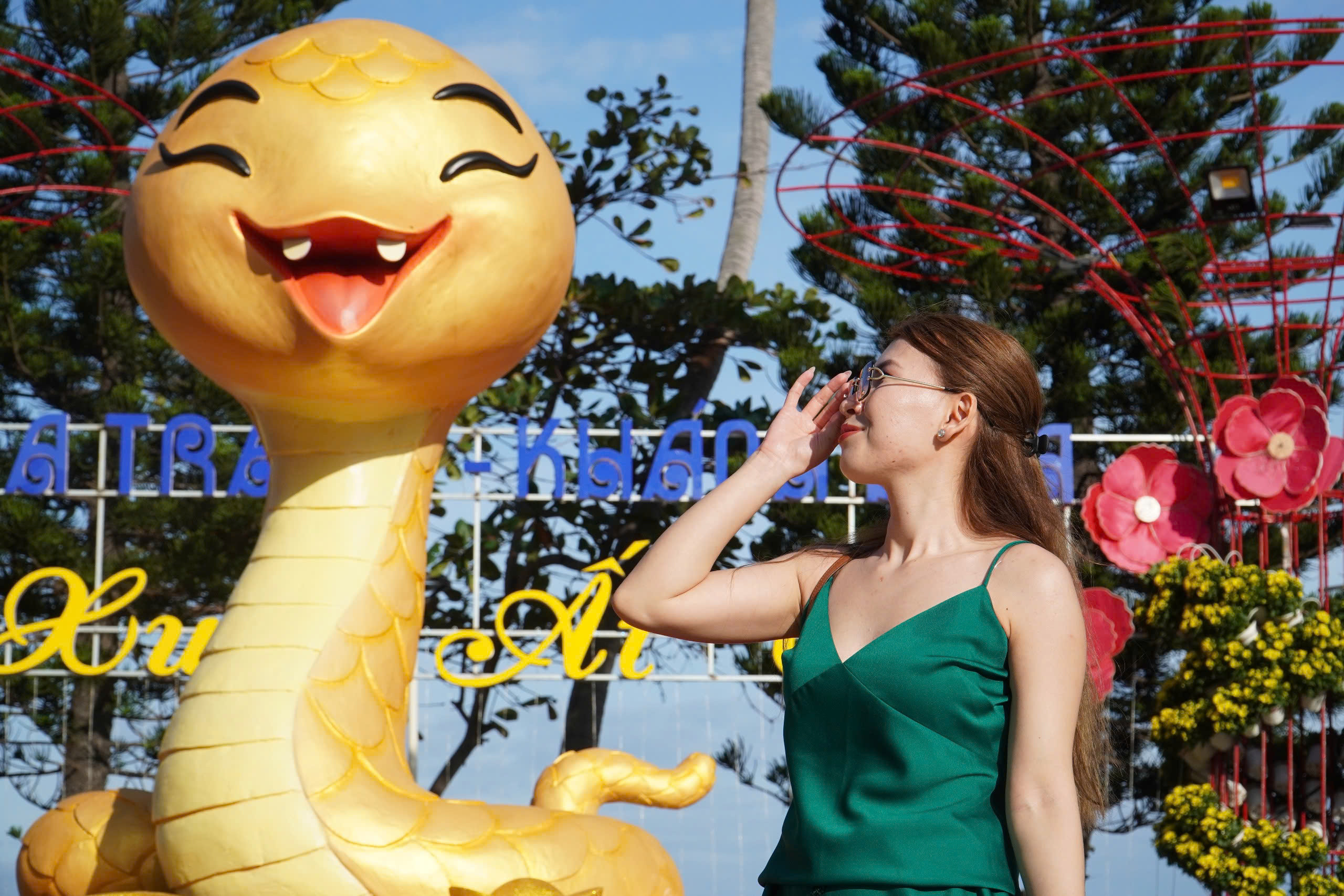 Người nước ngoài thích thú tạo dáng với 'bé Na' dễ thương ở Nha Trang