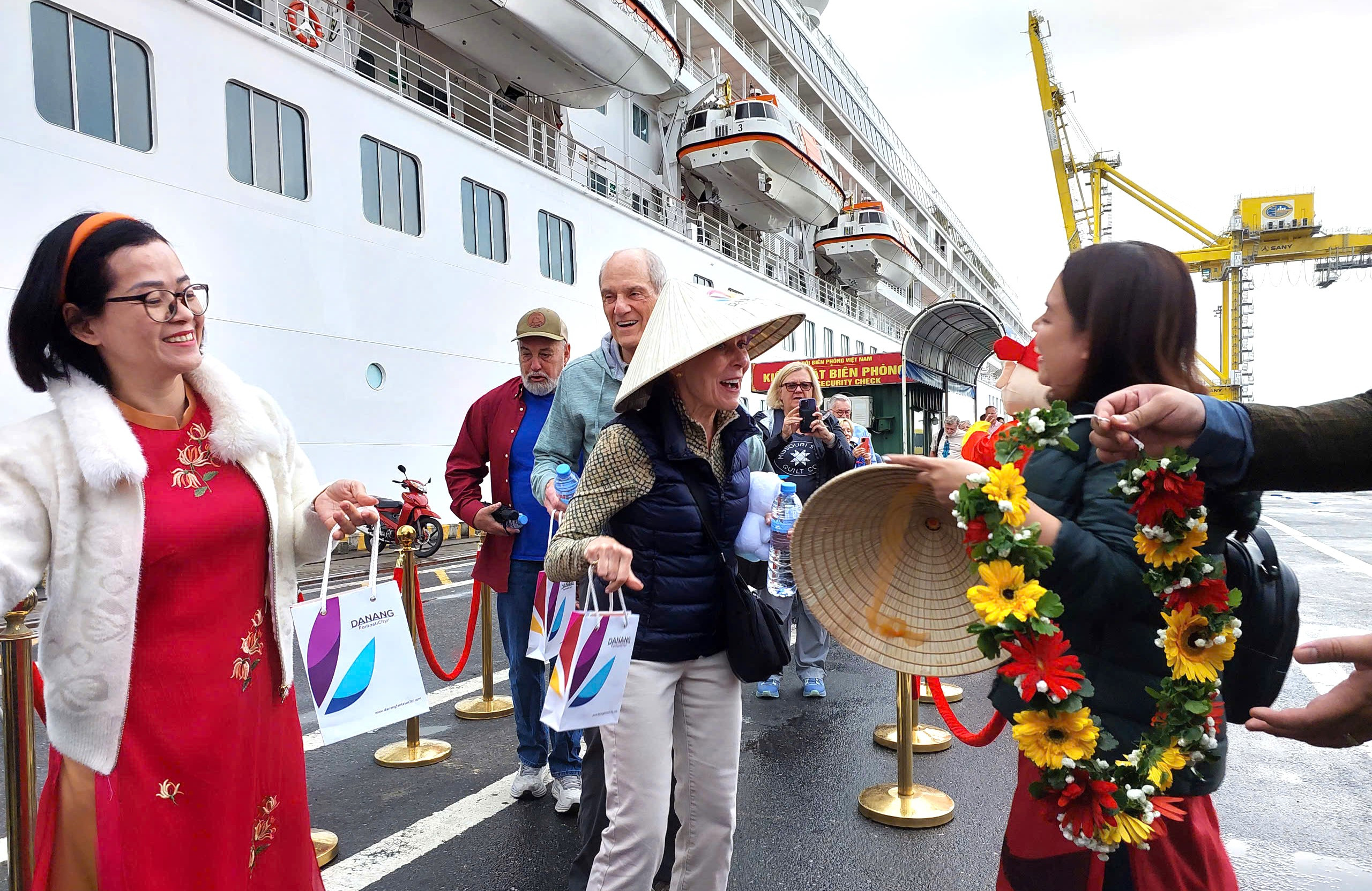 Hơn 20.000 lượt khách đến Đà Nẵng du lịch ngày đầu năm mới Ất Tỵ