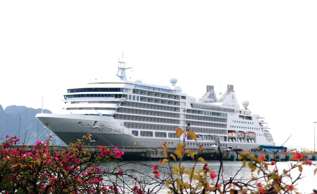 Hơn 500 khách quốc tế 'xông đất' vịnh Hạ Long