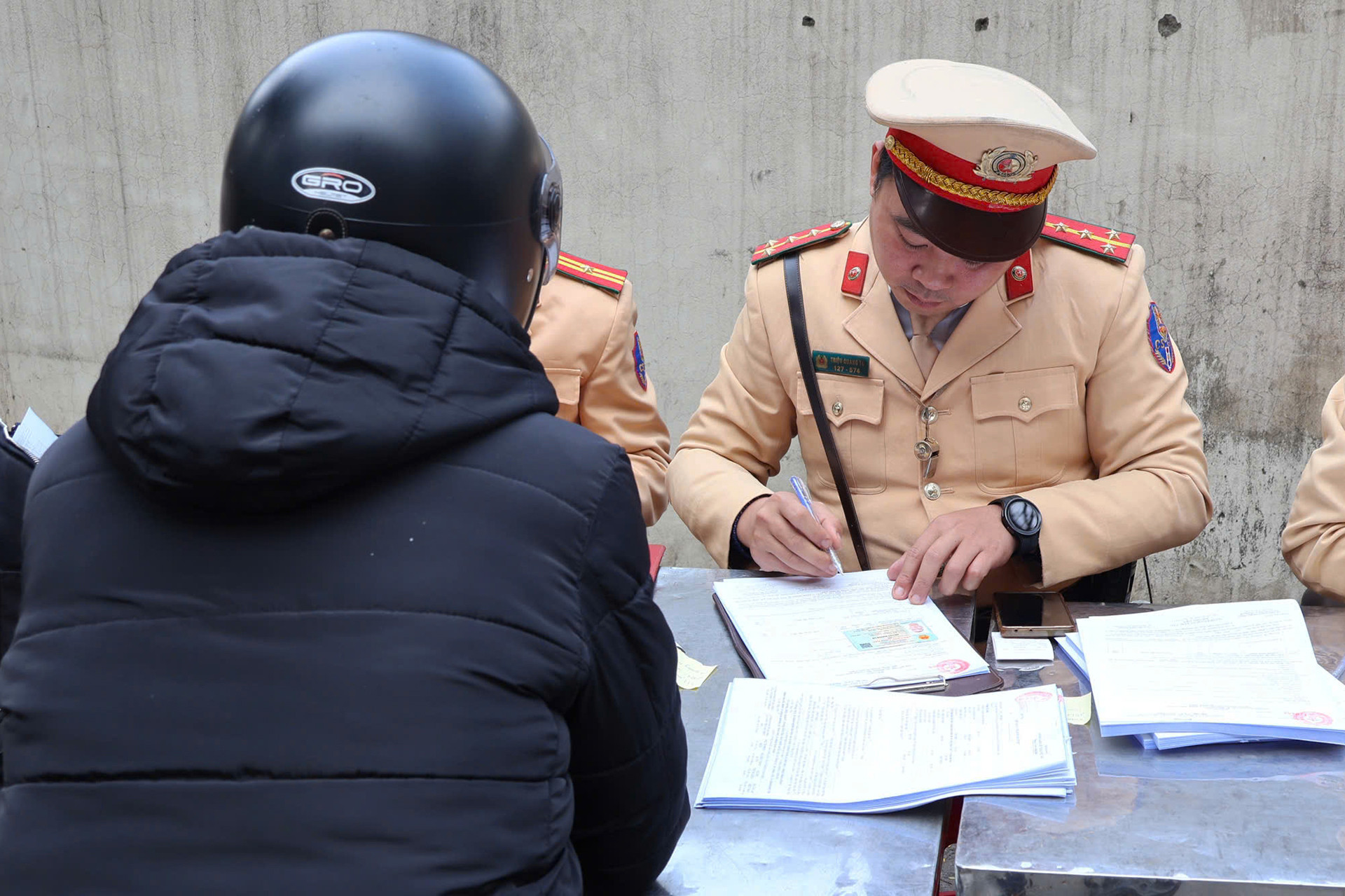 Nghĩ CSGT không kiểm tra ngày Tết, tài xế uống rượu vẫn lái xe và dính phạt