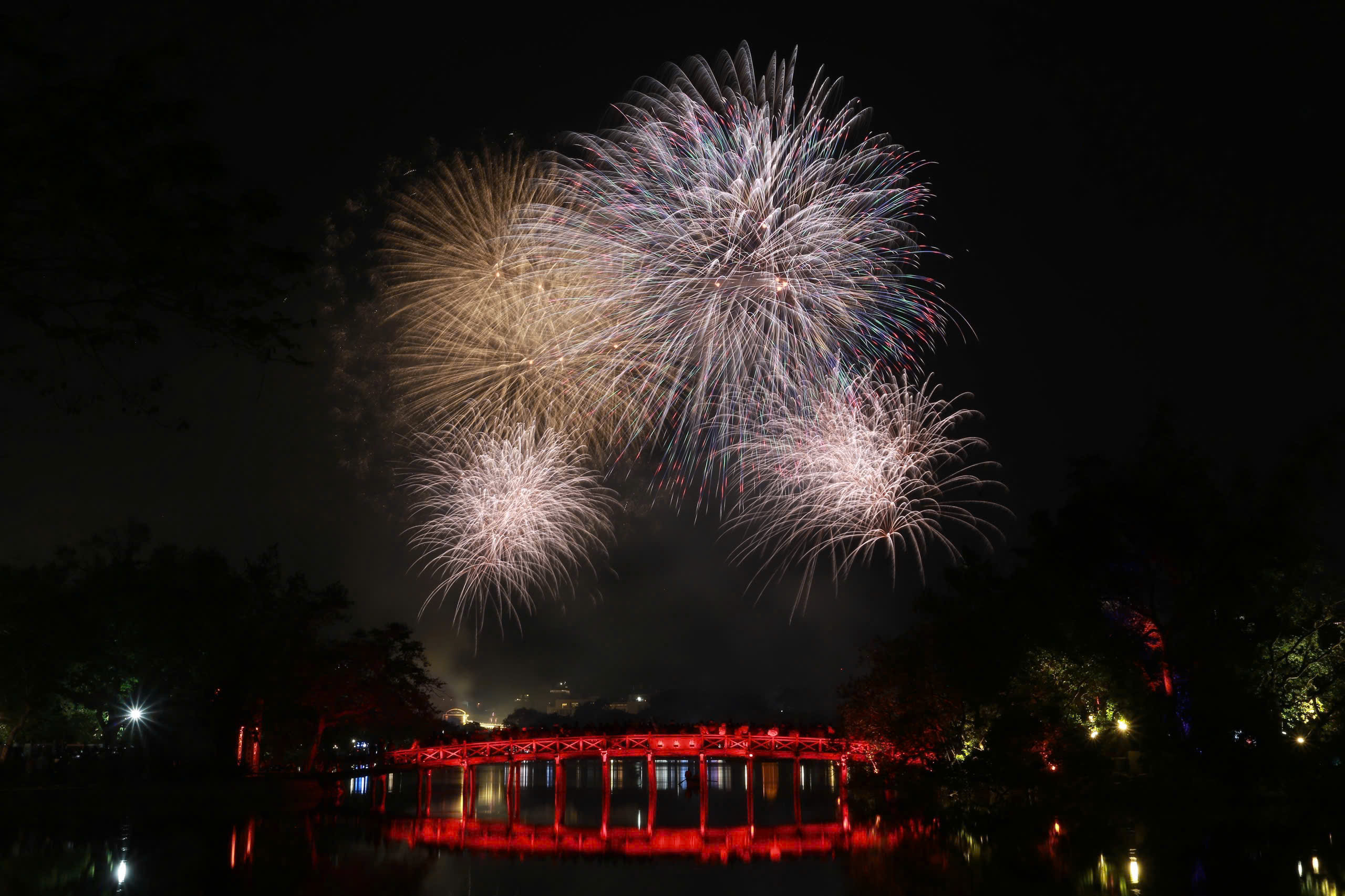 Bầu trời Thủ đô rực sáng pháo hoa, chào năm mới Ất Tỵ 2025