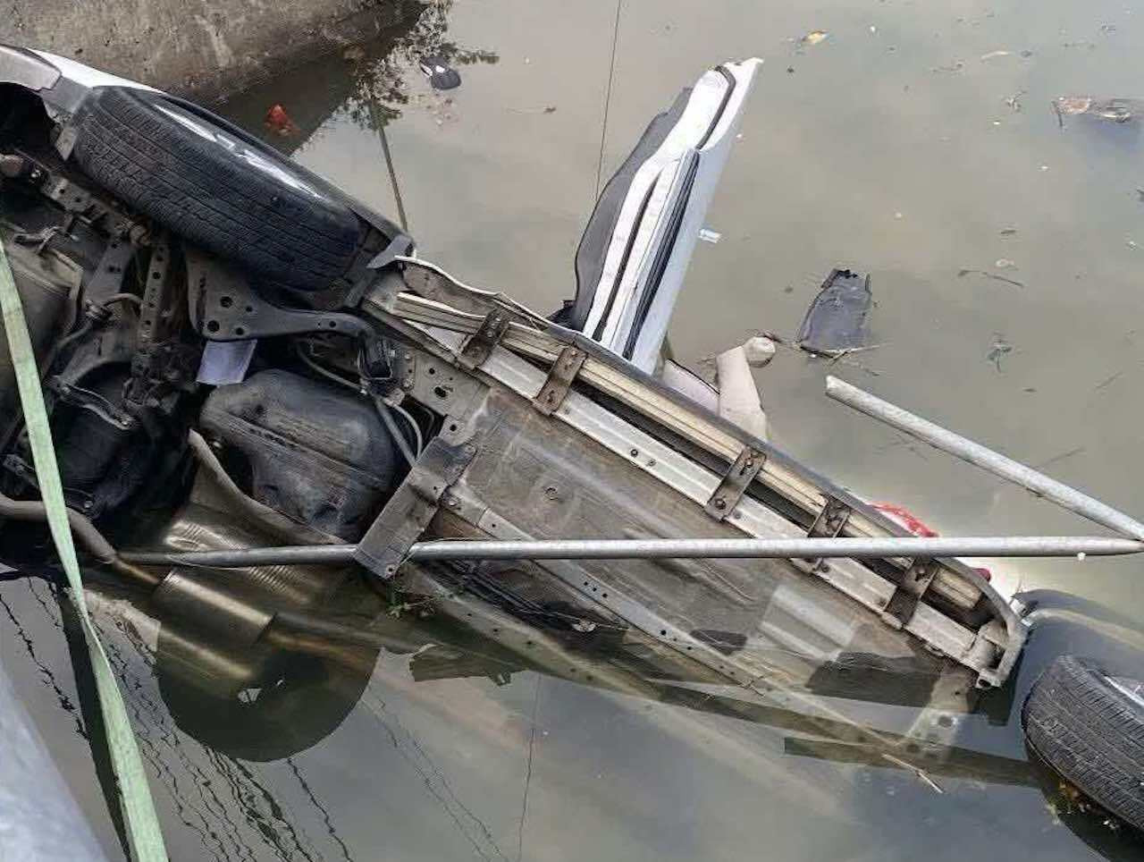 Xe ô tô lao xuống sông ở Nam Định, 7 người tử vong