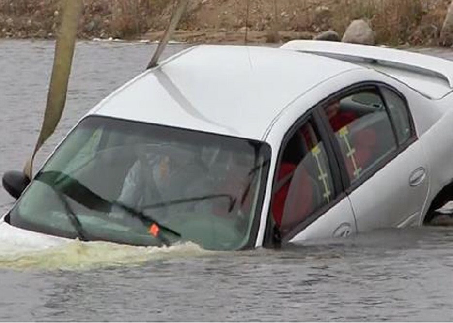 Ô tô lao xuống nước, cần làm gì để thoát hiểm?