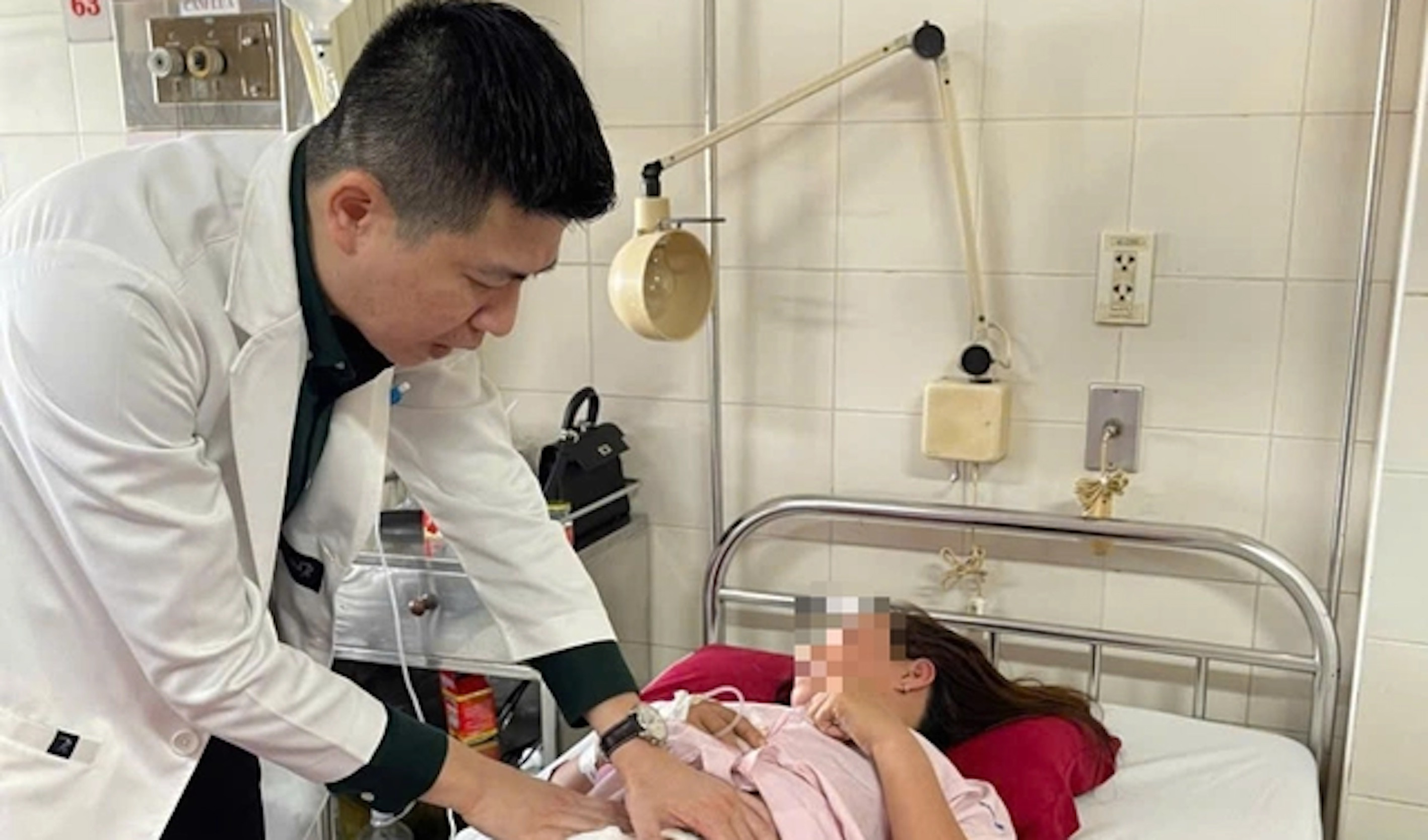 Cứu bệnh nhân bị xương cá đâm thủng ruột non trong đêm Giao thừa