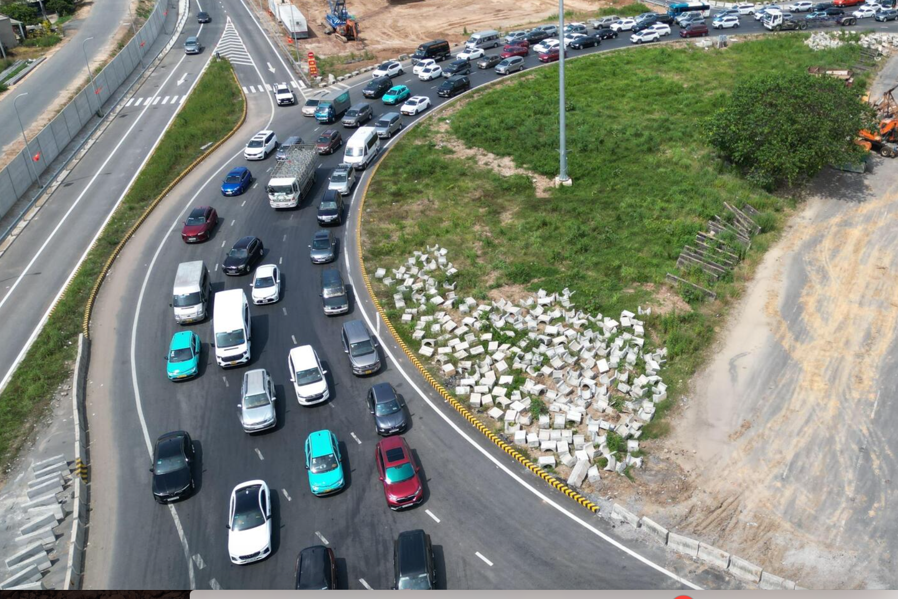 Du khách đổ về Vũng Tàu du xuân, Quốc lộ 51 kẹt xe 'không lối thoát'