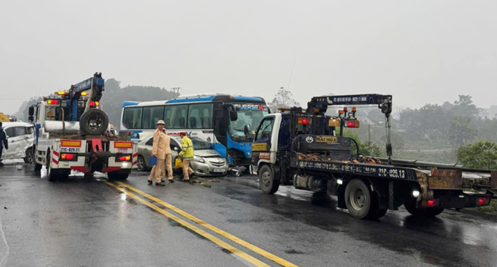 Ba ô tô tông liên hoàn trên cao tốc Nội Bài - Lào Cai