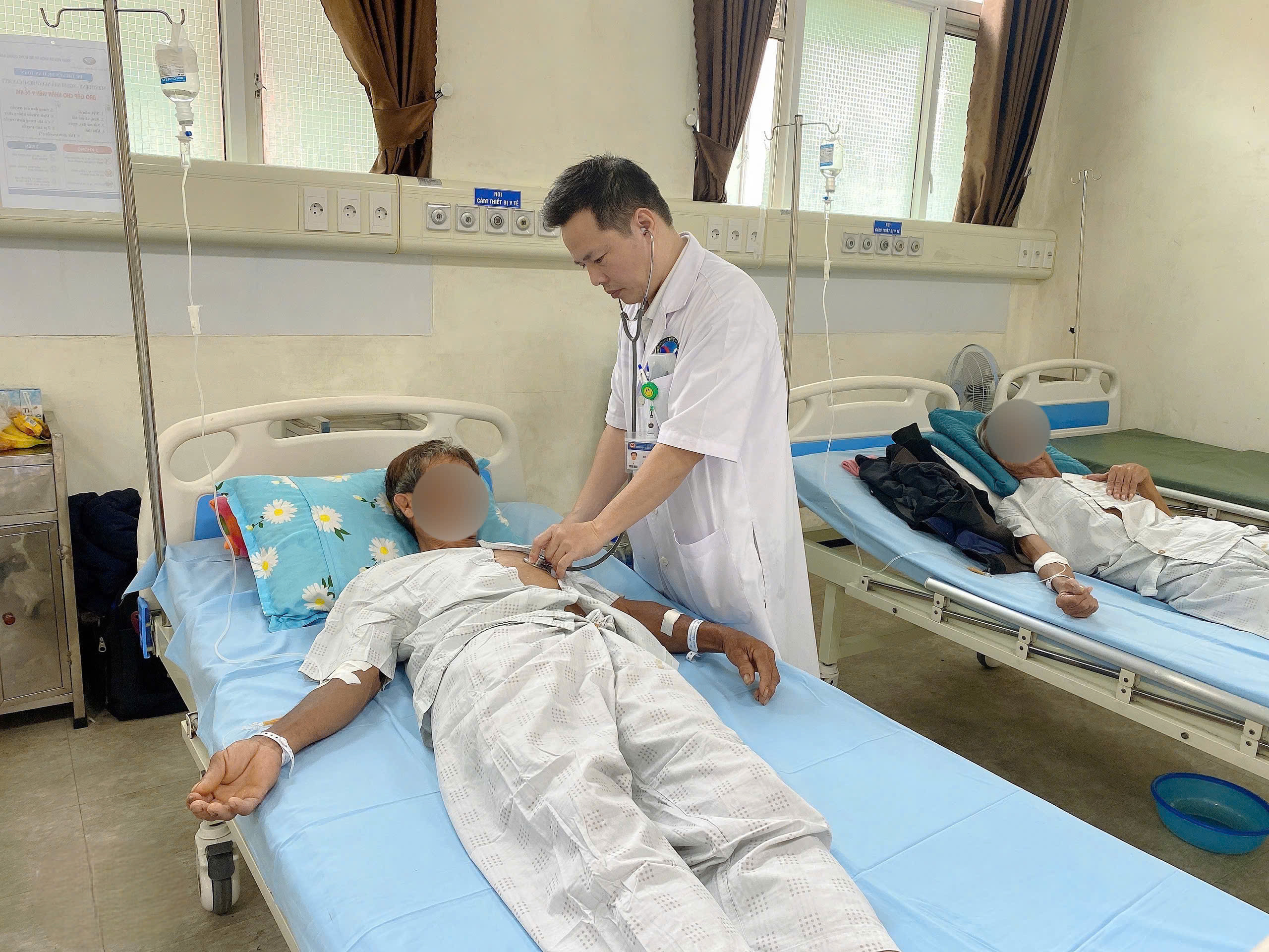 Người đàn ông bị dây kẽm có bọc nhựa xuyên qua 2 lớp áo, găm vào ngực