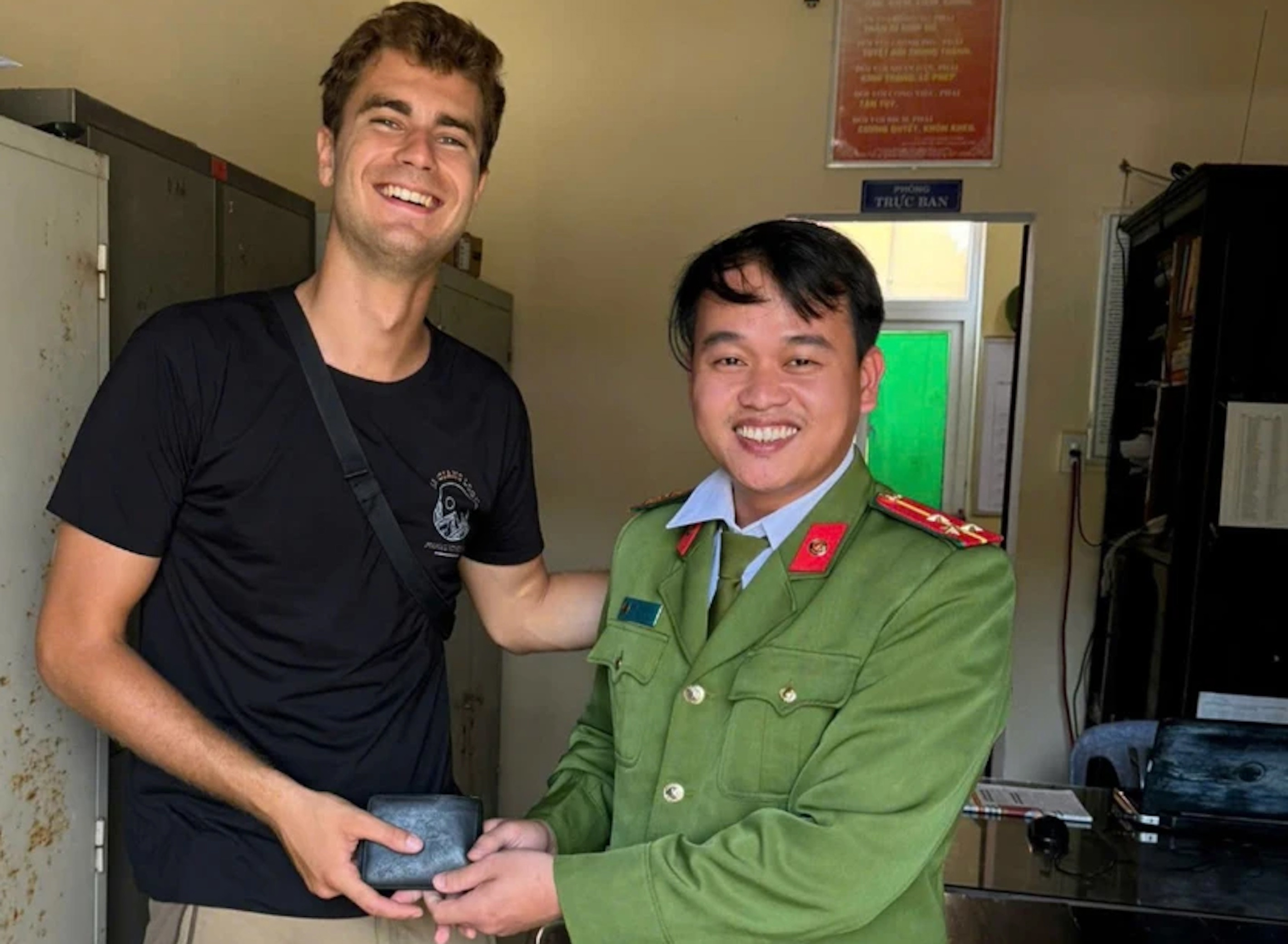 Du khách nước ngoài bất ngờ nhận lại tài sản đánh rơi