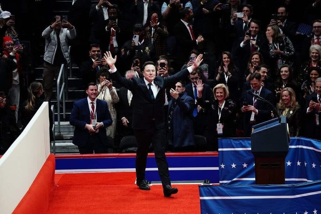 Từ chối Elon Musk, quan chức Mỹ bị cho nghỉ việc