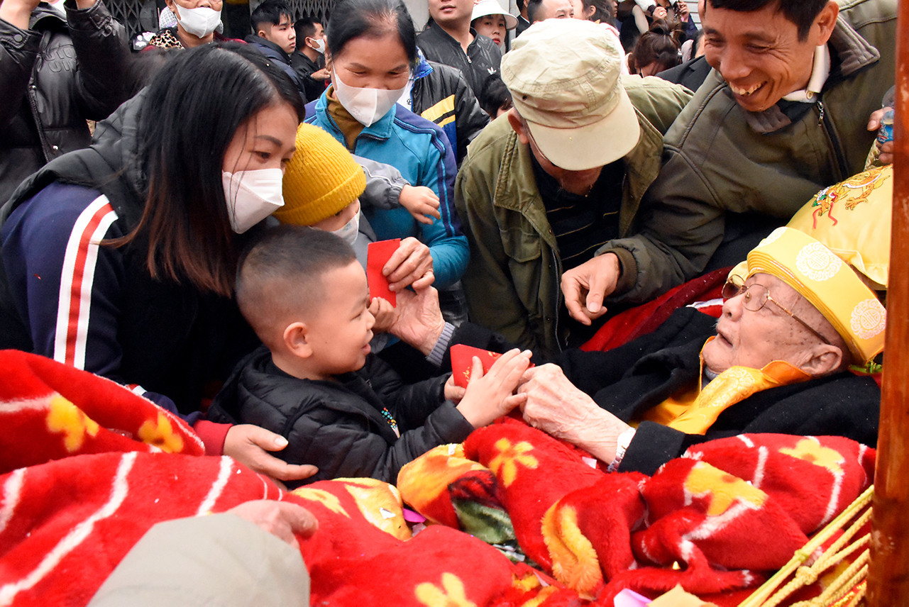 Bốn 'cụ thượng' tròn 100 tuổi được rước bằng võng đào lên miếu báo ơn Tiên Công