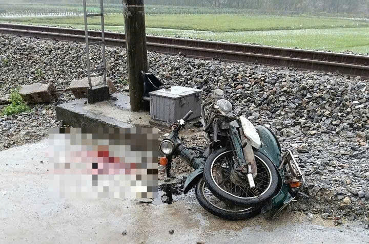 Băng qua đường sắt không rào chắn, người đàn ông bán vé số bị tàu tông tử vong