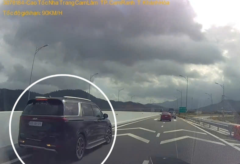 Xe ô tô 7 chỗ đi lùi trên cao tốc Nha Trang - Cam Lâm