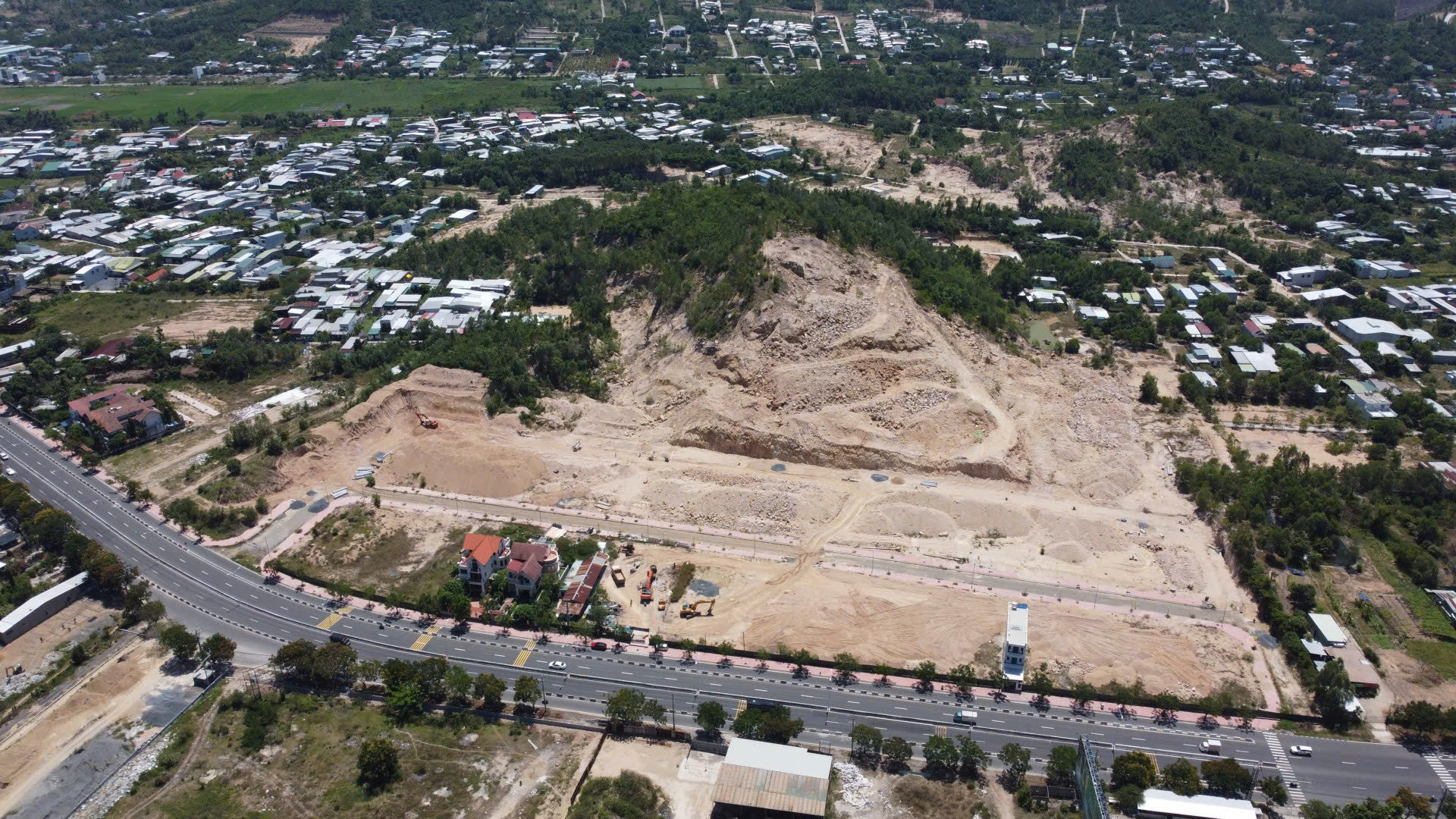 Xem xét dấu hiệu vi phạm với nguyên Chủ tịch, Phó Chủ tịch UBND TP Nha Trang