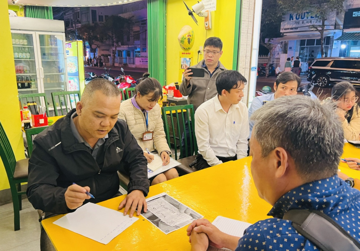 Đoàn kiểm tra làm việc với quán bị tố 'chặt chém' đĩa rau muống xào 500.000 đồng