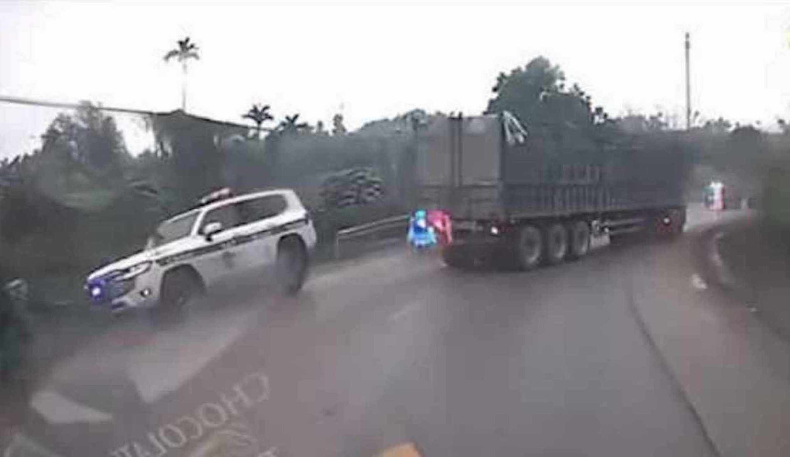 Xử phạt tài xế ô tô đầu kéo cản trở xe ưu tiên ở Tuyên Quang