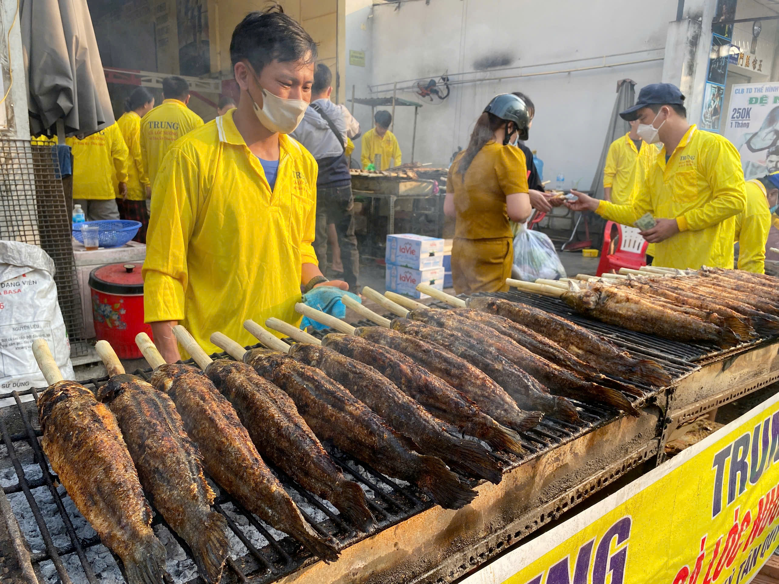 Bán cả nghìn con cá lóc nướng ngày vía thần Tài ở TP.HCM