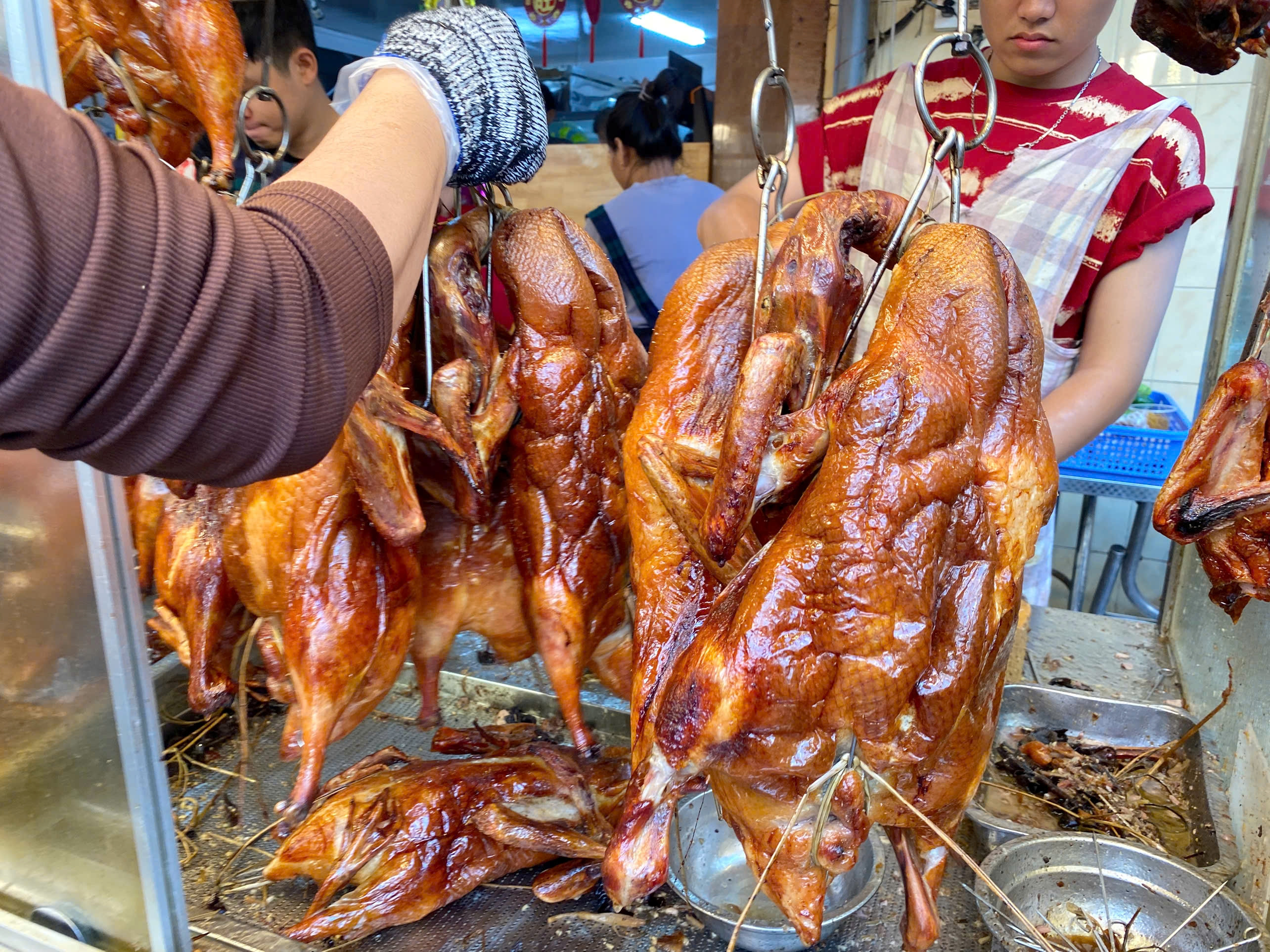 Người dân TP.HCM xếp hàng dài mua vịt quay, heo quay ngày thần Tài