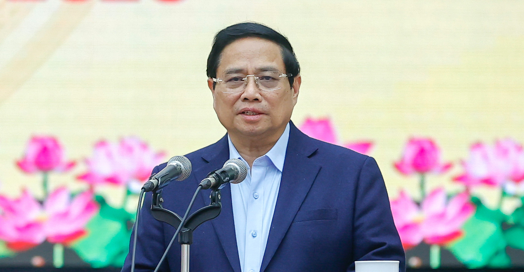 Thủ tướng: Cán bộ phải bám đất, bám người, 'sống chết' với Quảng Nam