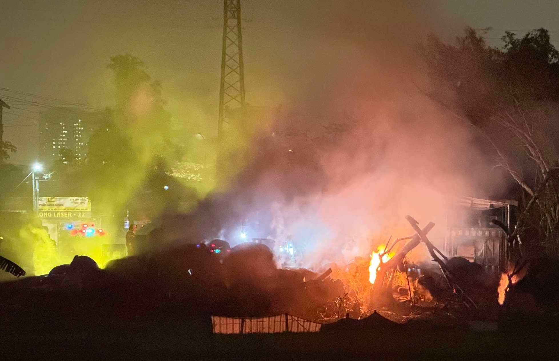 Cháy bãi phế liệu gần xưởng sản xuất con lăn cao su ở Hà Nội