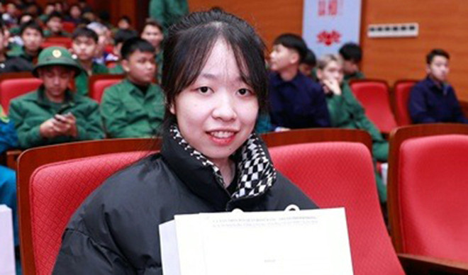 Cất tấm bằng đại học, cô gái 23 tuổi tình nguyện nhập ngũ