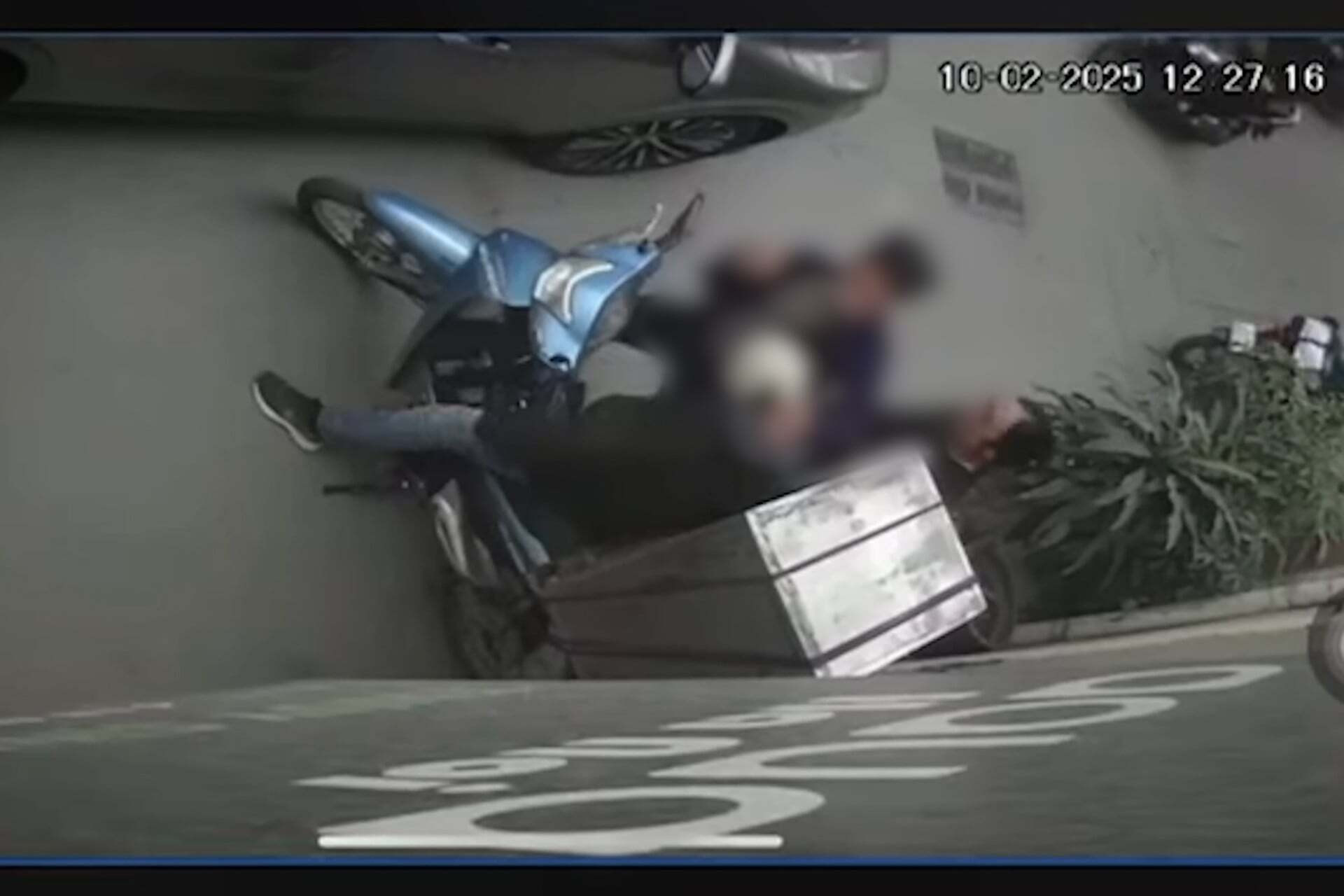 Xác minh tài xế ô tô Lexus hành hung nam shipper sau va chạm giao thông