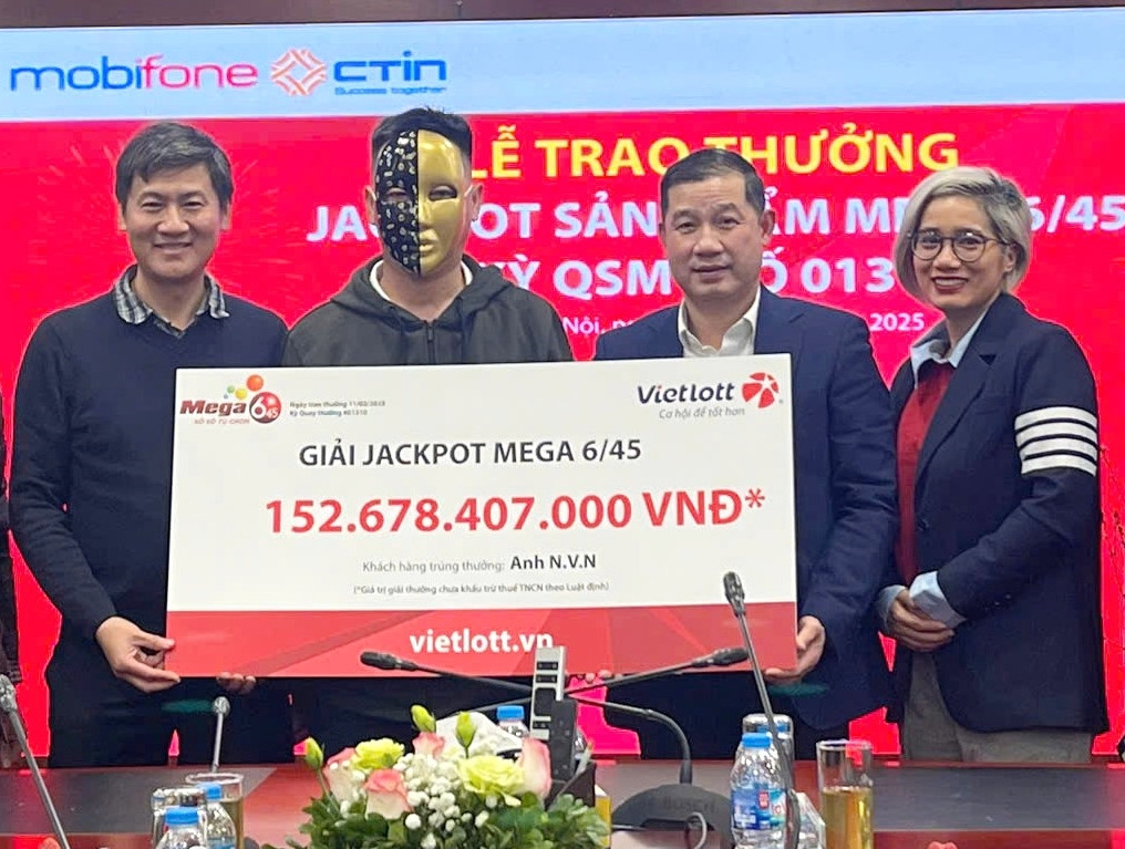 Mua lại dãy vé số ‘trật’, người đàn ông trúng độc đắc gần 153 tỷ đồng