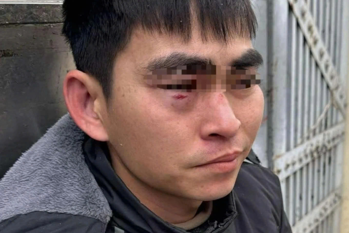 Nam shipper chủ động xin lỗi, vẫn hứng chục cú đấm từ tài xế Lexus