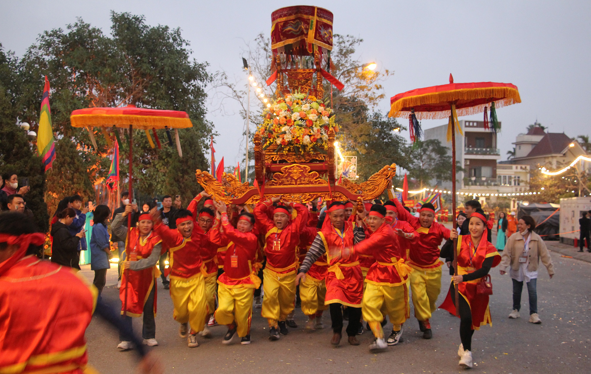 Độc đáo màn 'kiệu bay' chỉ có tại lễ hội cổ xưa bậc nhất đất Cảng