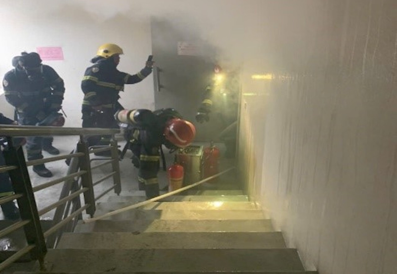 Cháy toà nhà văn phòng ở Hà Nội, cảnh sát đưa 30 người thoát nạn